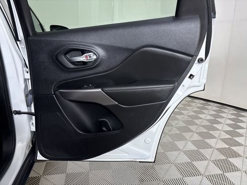 Used 2022 Jeep Cherokee Limited image 24