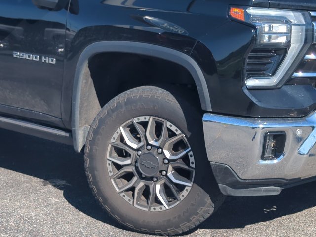 Used 2024 Chevrolet Silverado 2500 LTZ w/ LTZ Convenience Package AWD/4WD image 2