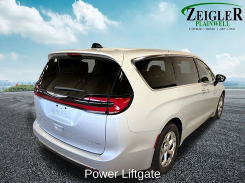 Used 2024 Chrysler Pacifica Limited FWD image 8