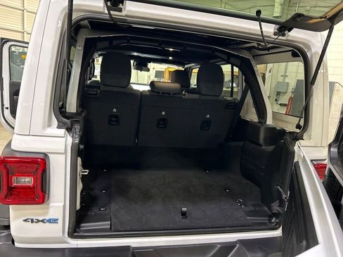 Used 2024 Jeep Wrangler Unlimited image 23