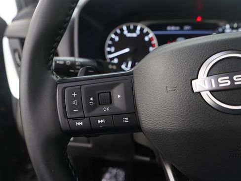 Used 2025 Nissan Rogue SV AWD/4WD image 27