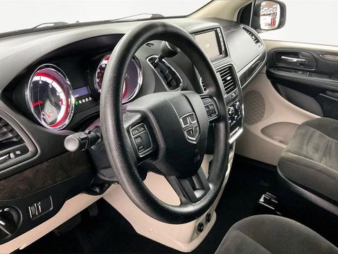 Used 2019 Dodge Grand Caravan SE w/ UConnect Hands-Free Group image 14