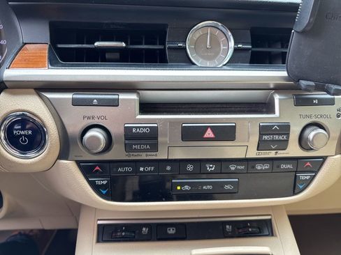 Used 2015 Lexus ES 300h w/ Navigation System Package image 19