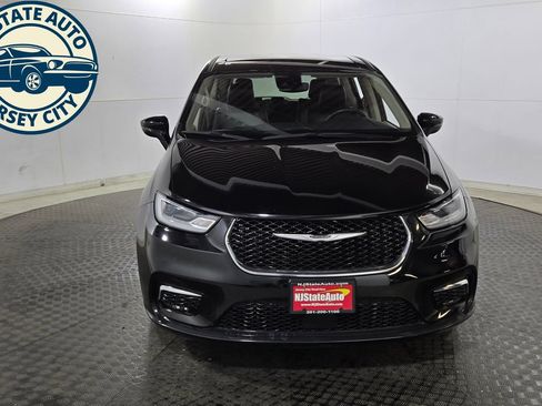 Used 2024 Chrysler Pacifica Limited FWD image 2