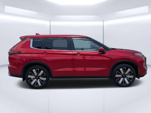 Used 2025 Mitsubishi Outlander SE FWD image 2