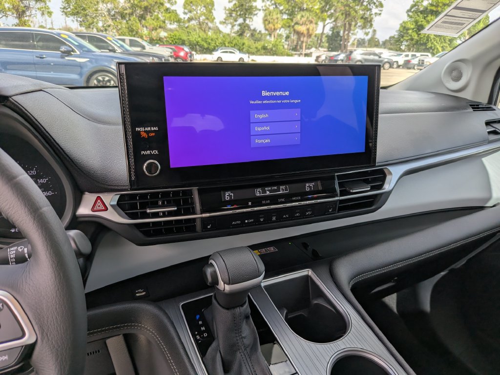 Used 2026 Toyota Sienna XLE FWD image 28