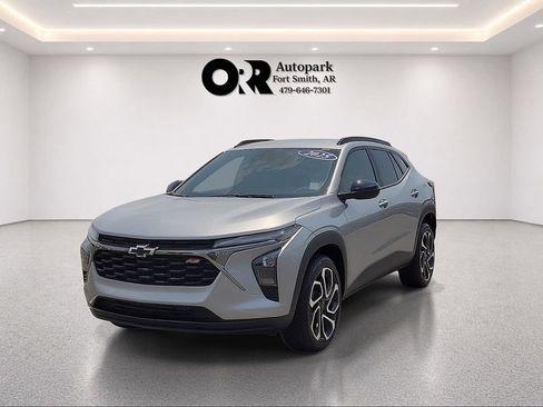 Used 2025 Chevrolet Trax RS w/ Driver Confidence Package FWD image 2
