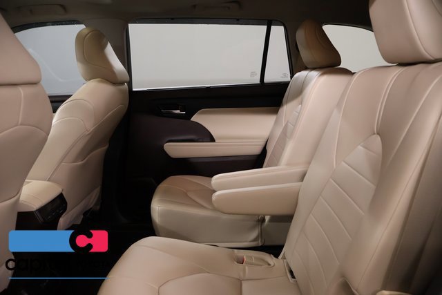 Used 2022 Toyota Highlander XLE AWD/4WD image 33