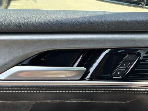 Used 2025 Jeep Wagoneer 4WD image 19