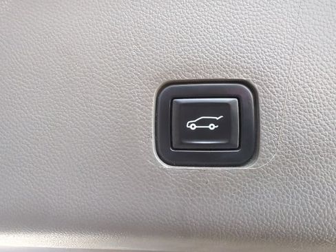 Used 2021 Chevrolet Traverse LT FWD image 36