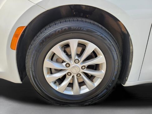 Used 2019 Chrysler Pacifica Touring Plus image 33