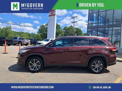 Used 2019 Toyota Highlander XLE AWD/4WD image 2
