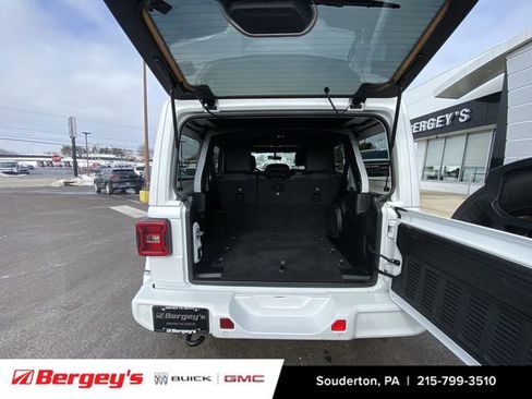 Used 2022 Jeep Wrangler Unlimited Sahara image 29