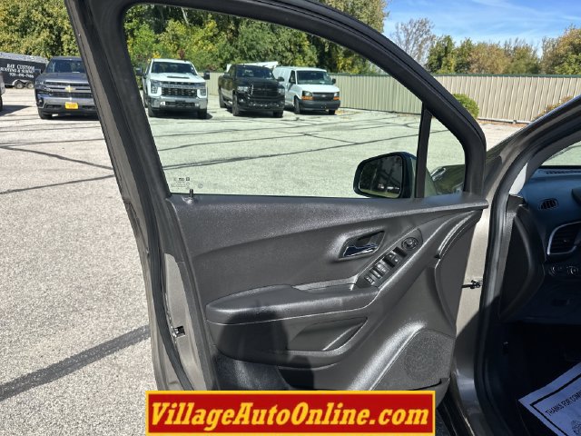Used 2020 Chevrolet Trax LT w/ Driver Confidence Package AWD/4WD image 9