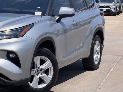 Certified 2025 Toyota Highlander LE FWD image 3