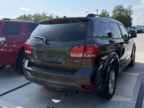 Used 2018 Dodge Journey SXT w/ Connectivity Group FWD image 9