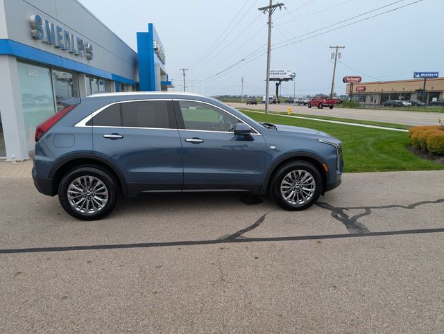 Used 2025 Cadillac XT4 Premium Luxury AWD/4WD image 2