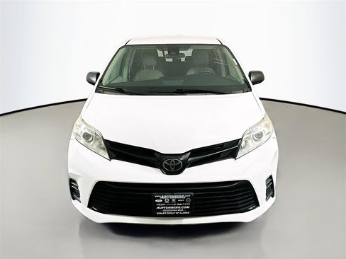 Used 2018 Toyota Sienna L image 2