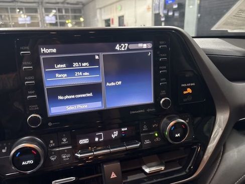 Used 2021 Toyota Highlander XLE AWD/4WD image 18