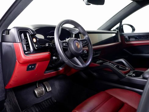 Certified 2025 Porsche Cayenne GTS image 4