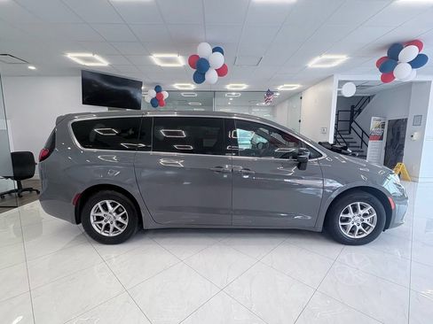 Used 2025 Chrysler Pacifica Select FWD image 5