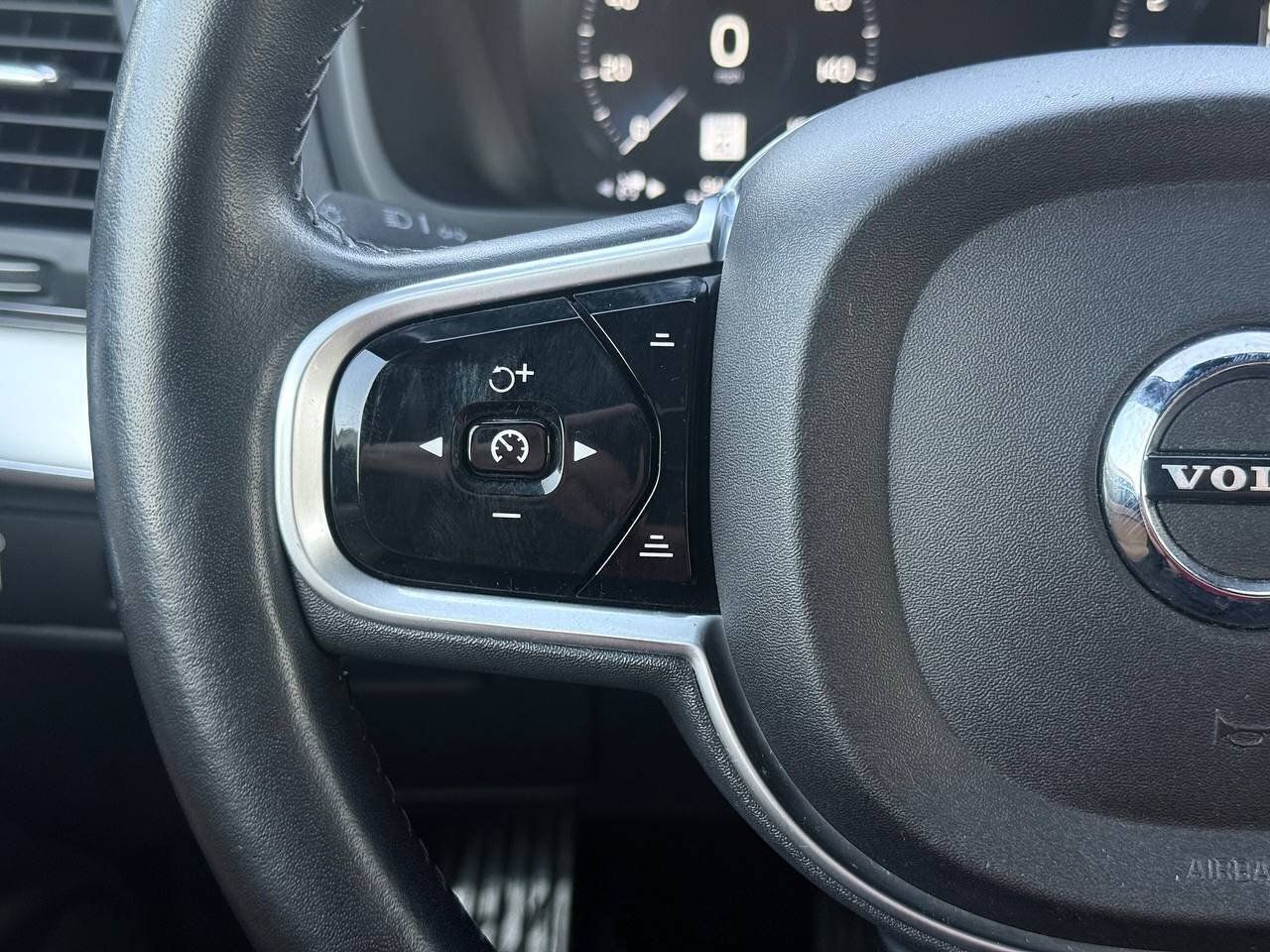 Used 2018 Volvo XC90 T6 Momentum w/ Convenience Package AWD/4WD image 30
