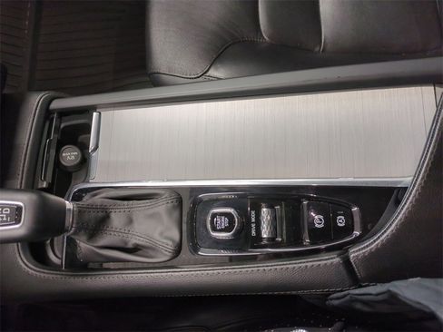 Used 2021 Volvo XC90 T5 Momentum w/ Climate Package image 28