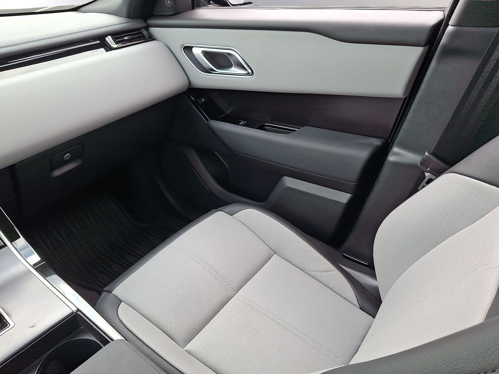 Certified 2026 Land Rover Range Rover Velar Dynamic SE AWD/4WD image 4