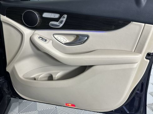 Used 2021 Mercedes-Benz GLC 300 4MATIC w/ Premium Package image 31