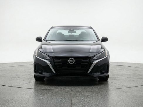 Used 2025 Nissan Altima 2.5 SV FWD image 2