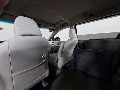Used 2013 Toyota Sienna XLE image 10