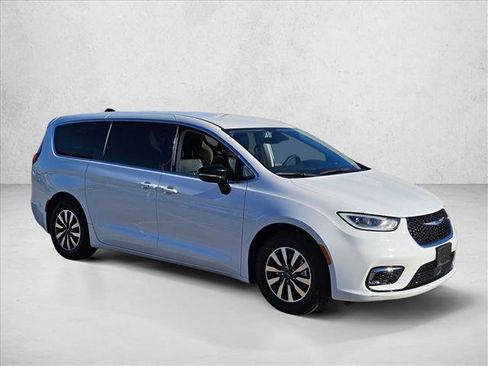 Used 2024 Chrysler Pacifica Limited FWD image 3