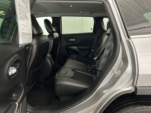 Used 2019 Jeep Cherokee Latitude Plus w/ Cold Weather Group AWD/4WD image 28
