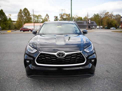 Used 2024 Toyota Highlander LE image 8