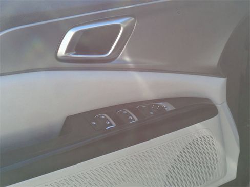 Used 2024 Kia Carnival LX image 16