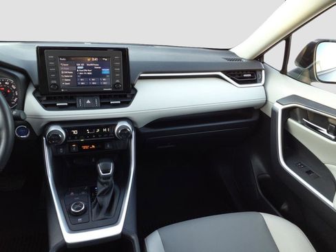 Used 2022 Toyota RAV4 XLE Premium image 11