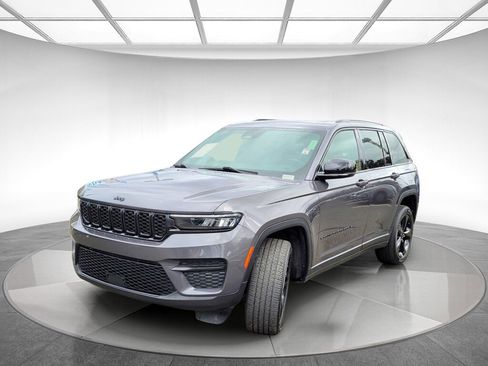 Used 2023 Jeep Grand Cherokee Altitude image 9