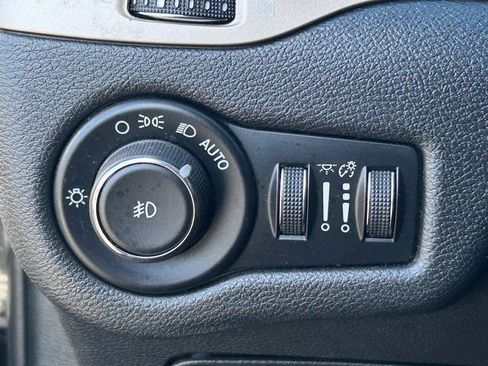 Used 2017 Jeep Cherokee Latitude FWD image 20
