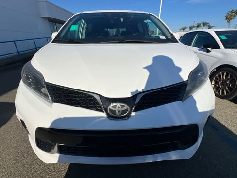Used 2019 Toyota Sienna SE Premium AWD/4WD image 2