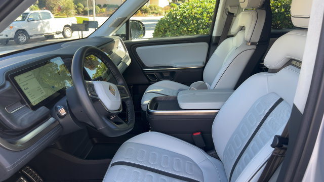 Used 2023 Rivian R1T Adventure Dual AWD/4WD image 2