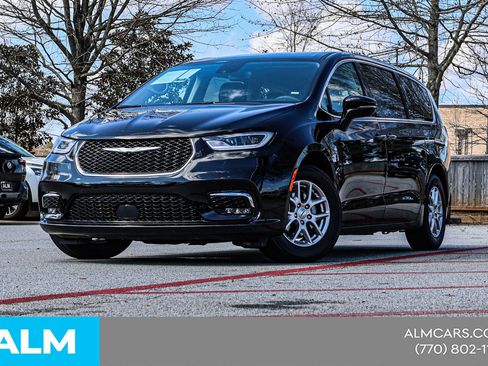 Used 2024 Chrysler Pacifica Touring-L FWD image 2