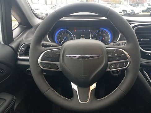New 2025 Chrysler Pacifica Select image 4