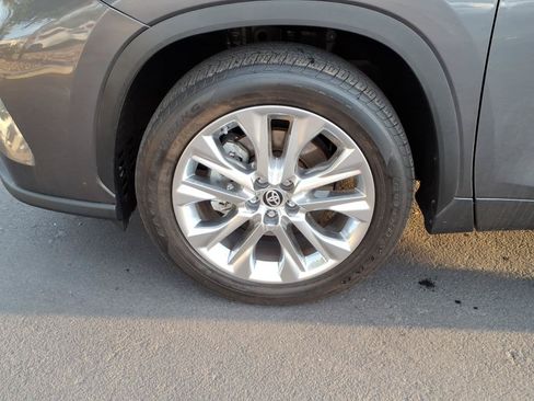 Certified 2024 Toyota Highlander Limited FWD image 8