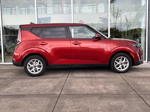 Used 2023 Kia Soul LX w/ LX Technology Package FWD image 2
