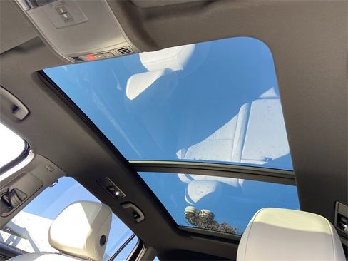 Used 2024 Volkswagen Tiguan SE R-Line image 15