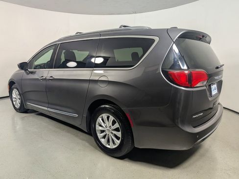 Used 2018 Chrysler Pacifica Touring-L FWD image 6