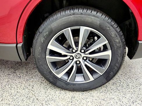 Used 2021 Toyota Venza LE image 9