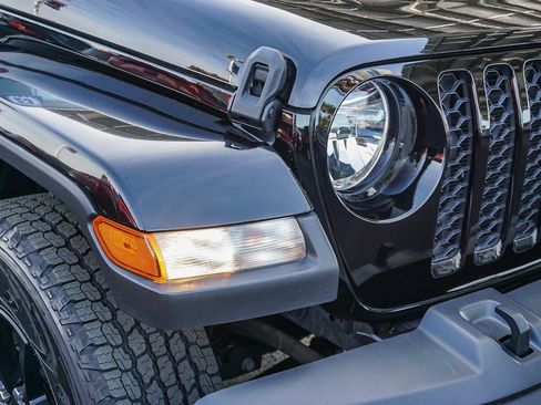 Used 2023 Jeep Gladiator Sport image 11