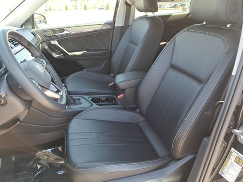 Used 2024 Volkswagen Tiguan SE image 14