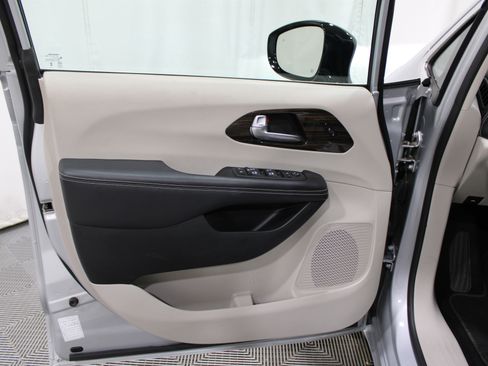 Used 2024 Chrysler Pacifica Limited image 6